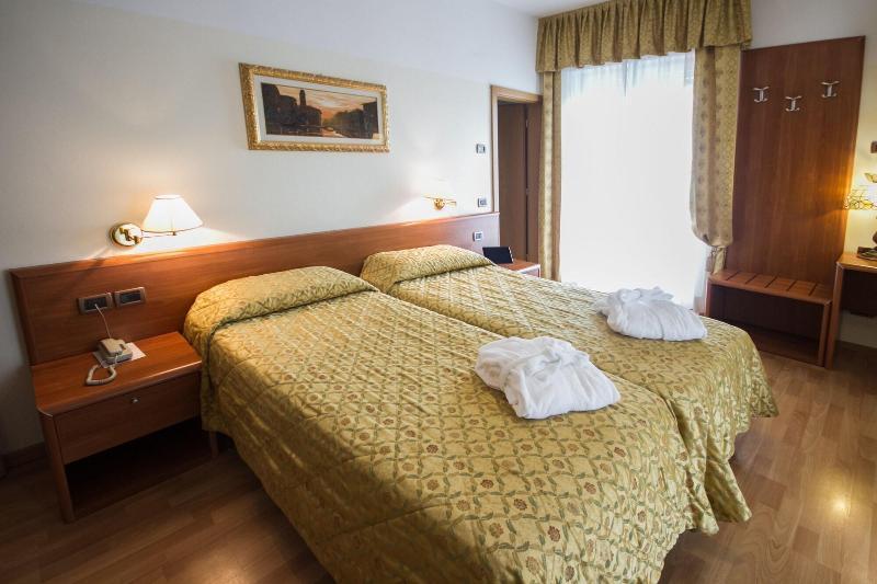 Hotel Sant'Ilario โรเวเรโต ภายนอก รูปภาพ