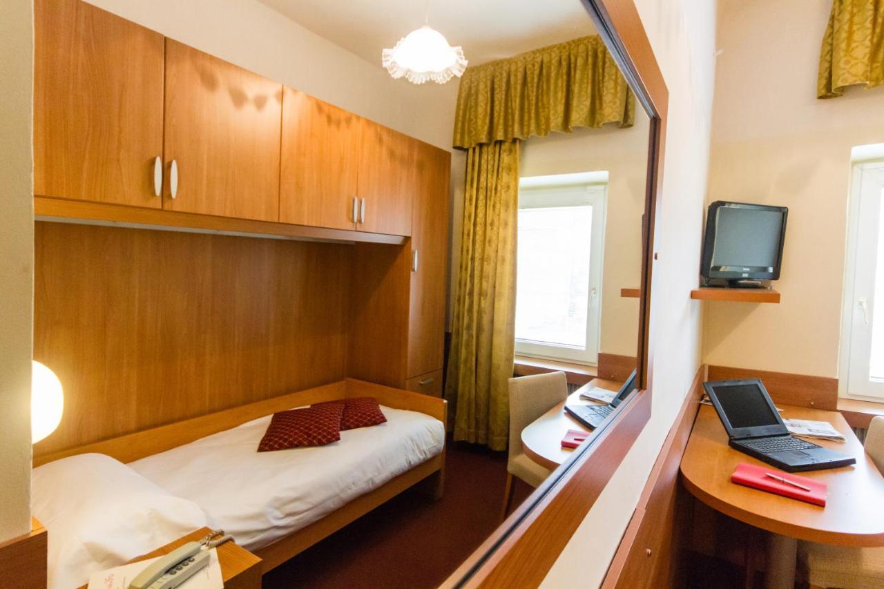 Hotel Sant'Ilario โรเวเรโต ภายนอก รูปภาพ