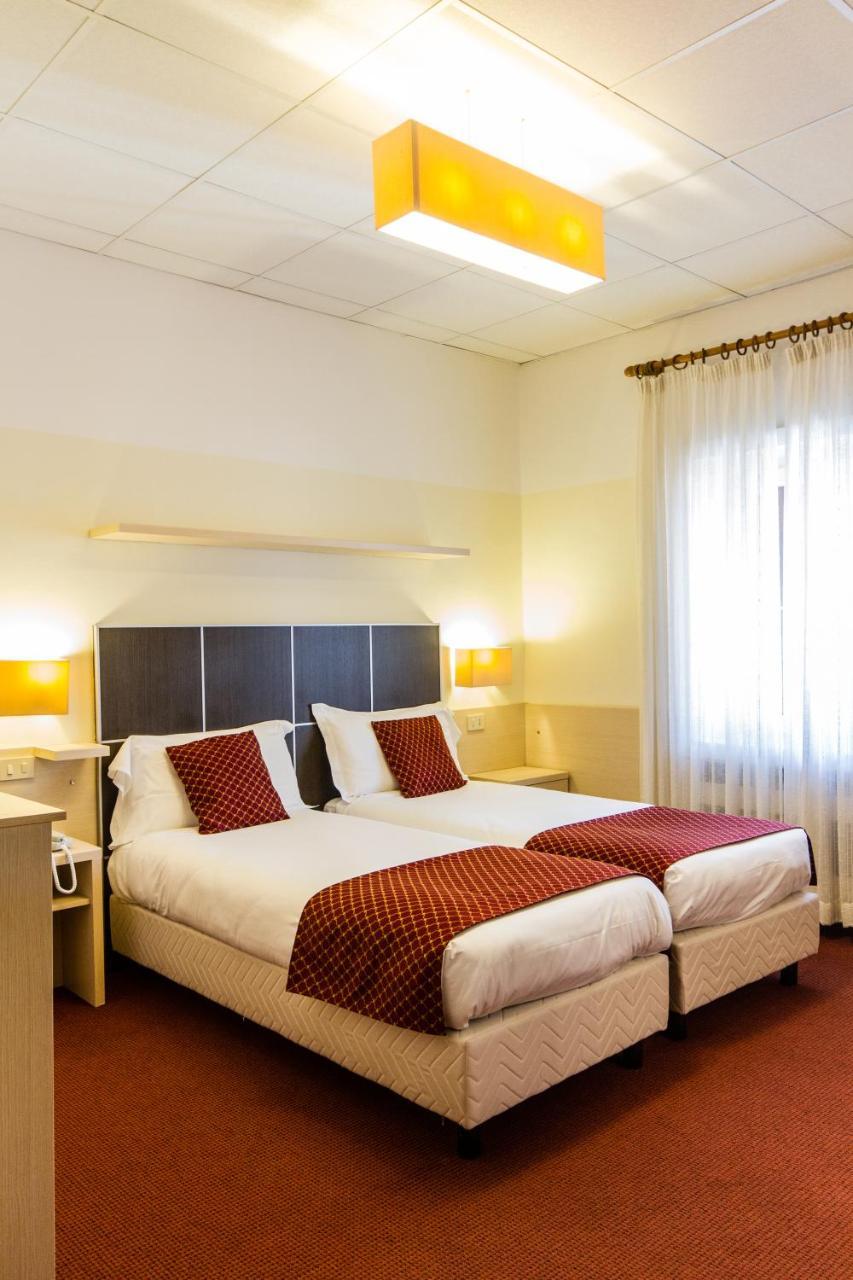 Hotel Sant'Ilario โรเวเรโต ภายนอก รูปภาพ