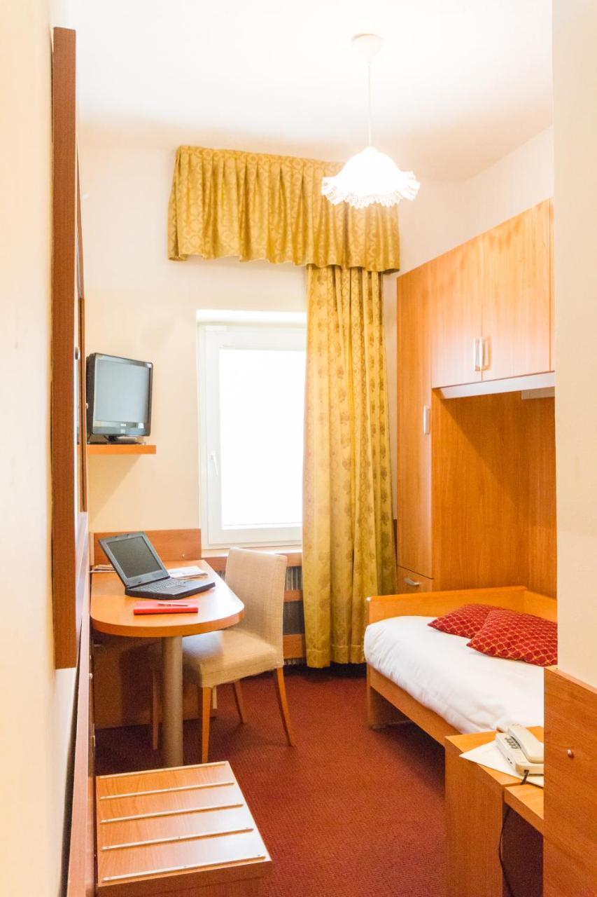 Hotel Sant'Ilario โรเวเรโต ภายนอก รูปภาพ